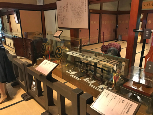 歴史資料が陳列された部屋