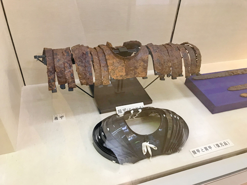小矢部ふるさと歴史館展示の古代の甲冑