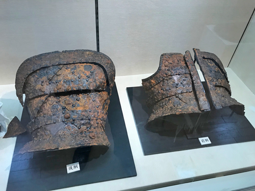 ボロボロに錆びた古代の甲冑