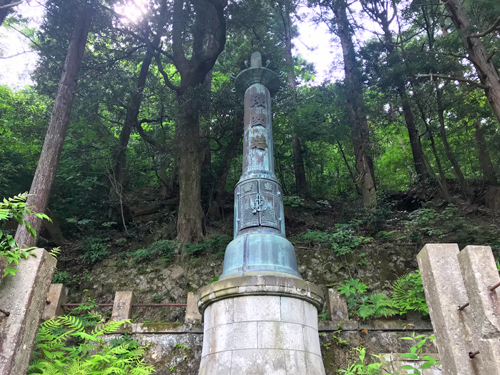 山門手前の護国塔