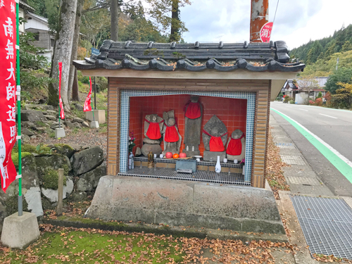 入口の六地蔵風の地蔵堂