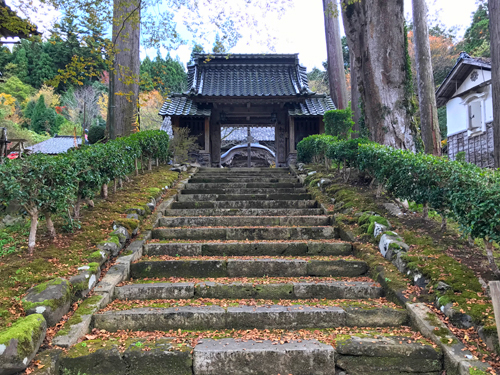 来迎寺の山門と石段