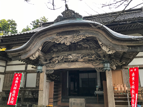 入口の唐破風と彫刻