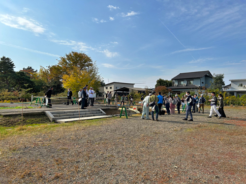 末松廃寺跡発掘調査現地説明会の様子