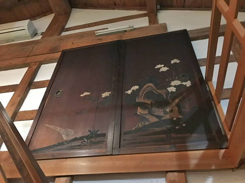 階段上の戸板