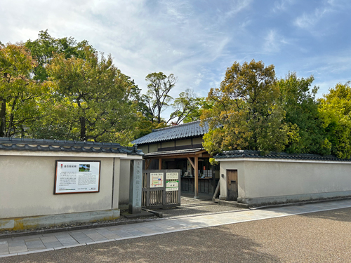 養浩館庭園の入口