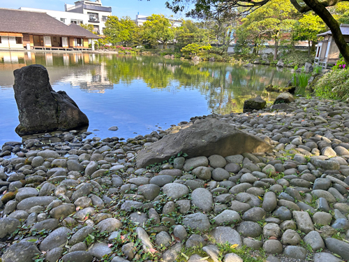 大きな丸石を敷き詰めた岸辺