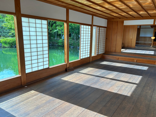 板張りの廊下と部屋