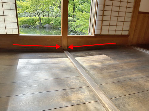 傾斜した風呂場の床