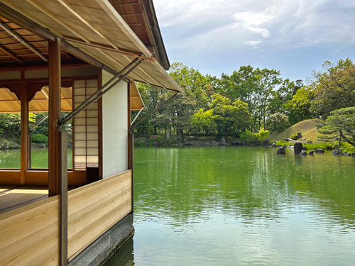 養浩館庭園の池と御茶屋