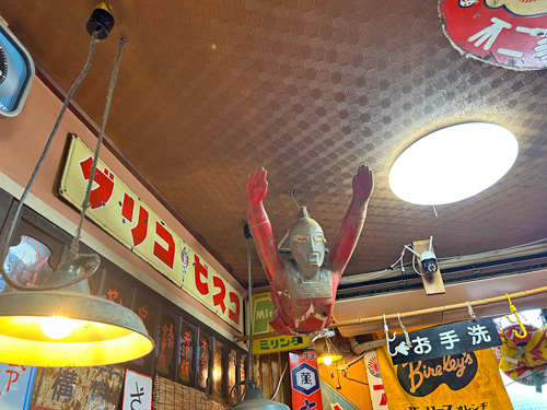 天井にぶら下がったウルトラマン人形
