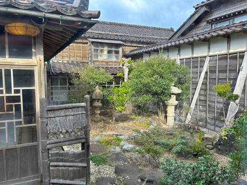 中庭と強風対策の添え柱
