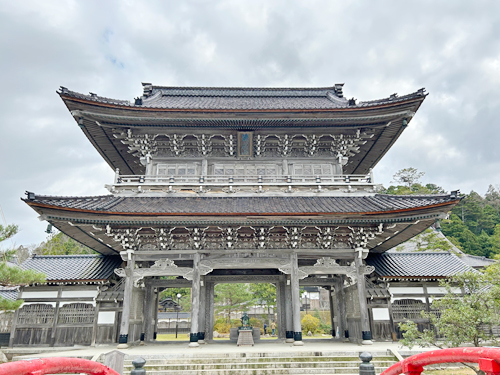 總持寺祖院の巨大な山門