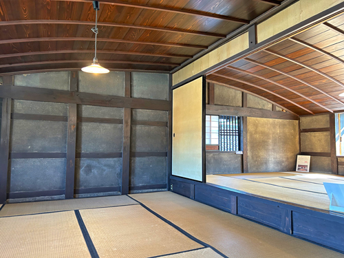 天井がアーチ型の部屋