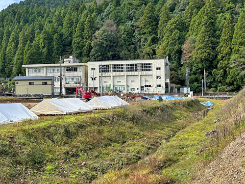 発掘中のユンボ