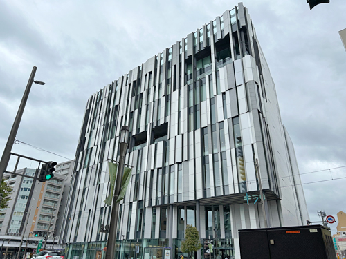 富山市ガラス美術館　正面