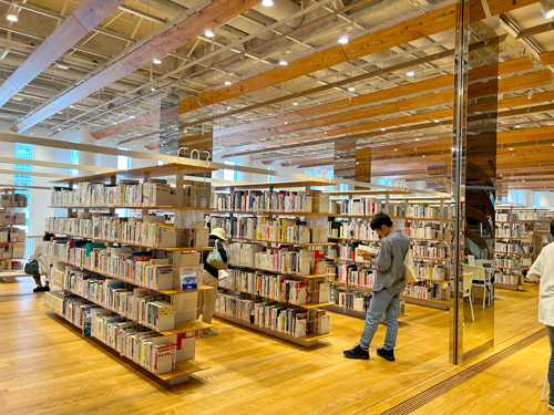 富山市ガラス美術館の図書館